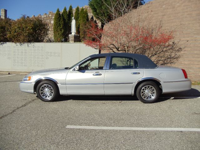 2002 Lincoln Town Car SLT1 AWD