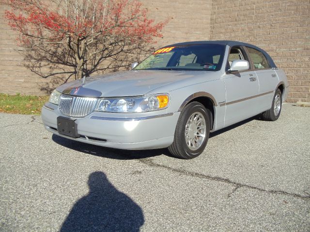 2002 Lincoln Town Car SLT1 AWD