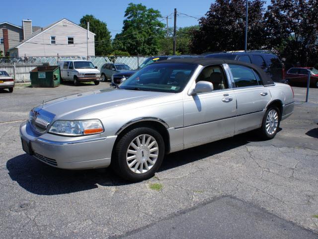 2003 Lincoln Town Car DOWN 4.9 WAC