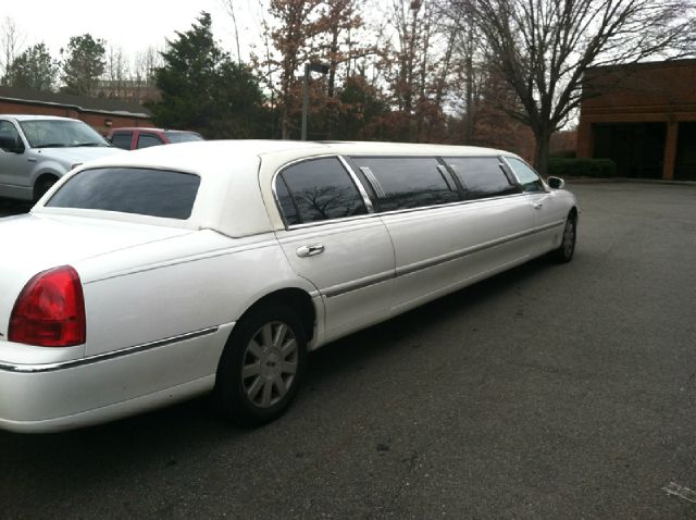 2003 Lincoln Town Car 4X4 SLE Regular Cab