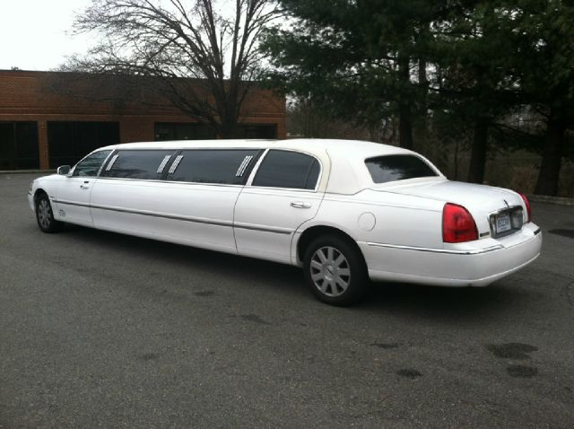 2003 Lincoln Town Car 4X4 SLE Regular Cab