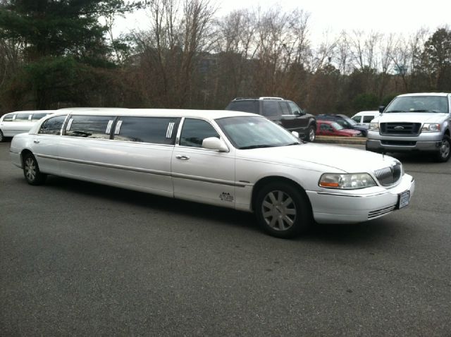 2003 Lincoln Town Car 4X4 SLE Regular Cab