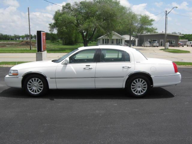 2003 Lincoln Town Car DOWN 4.9 WAC