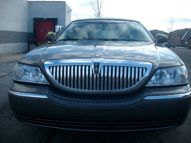 2003 Lincoln Town Car SLT1 AWD