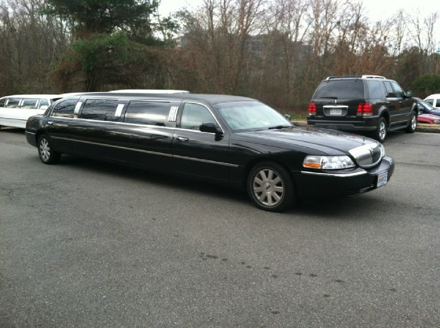 2003 Lincoln Town Car 4X4 SLE Regular Cab