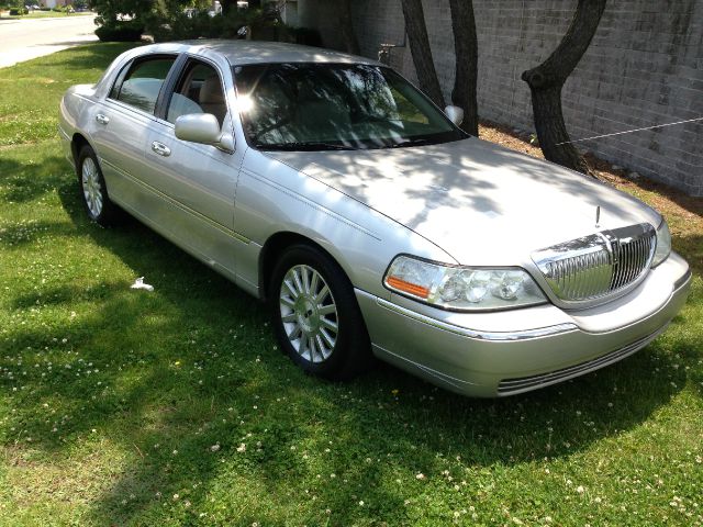 2003 Lincoln Town Car DOWN 4.9 WAC