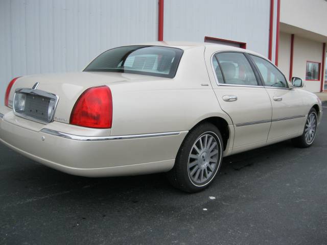 2003 Lincoln Town Car SLT1 AWD