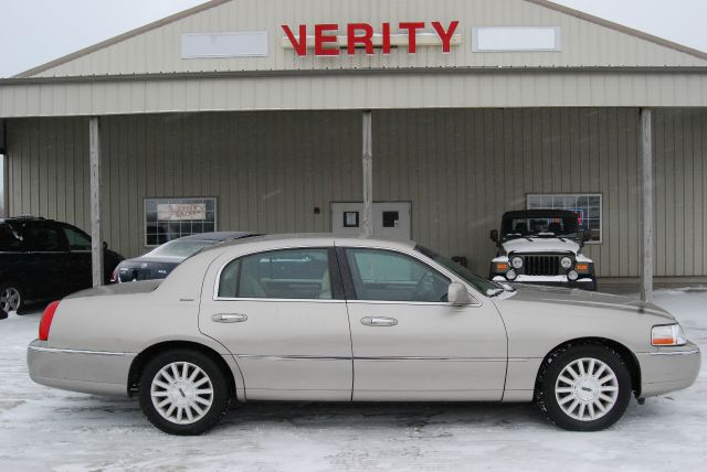 2003 Lincoln Town Car DOWN 4.9 WAC