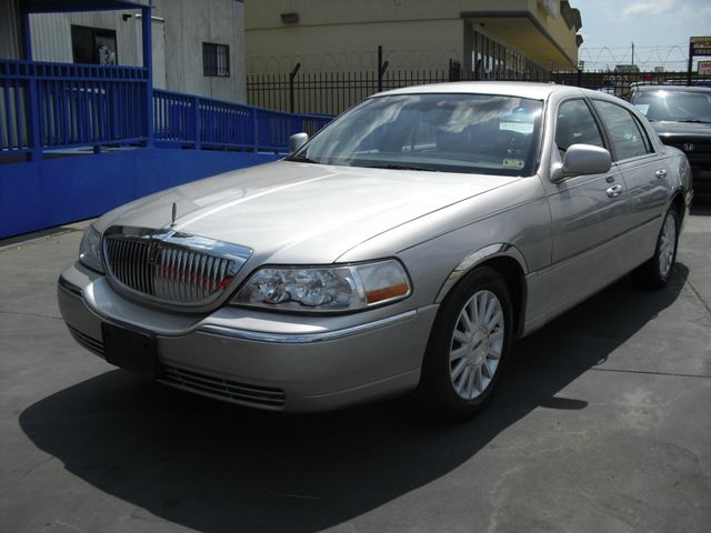 2003 Lincoln Town Car DOWN 4.9 WAC