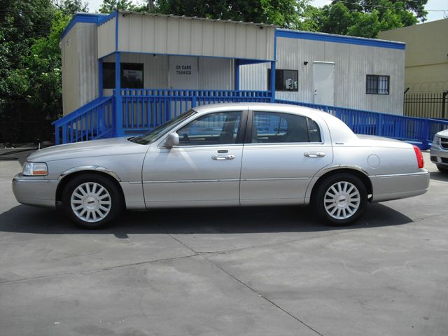2003 Lincoln Town Car DOWN 4.9 WAC