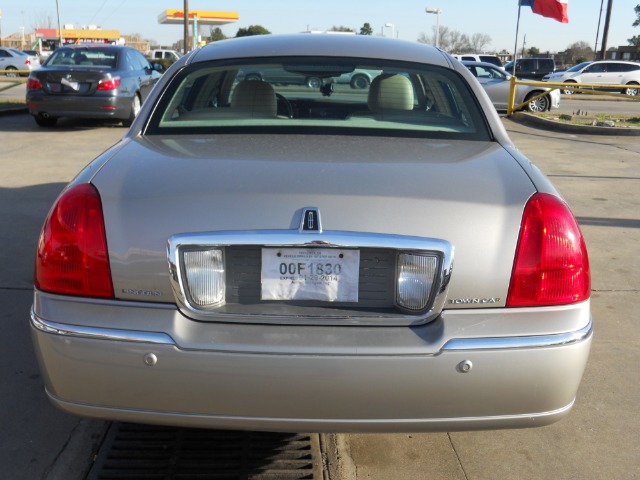 2003 Lincoln Town Car DOWN 4.9 WAC