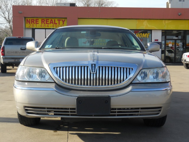 2003 Lincoln Town Car DOWN 4.9 WAC