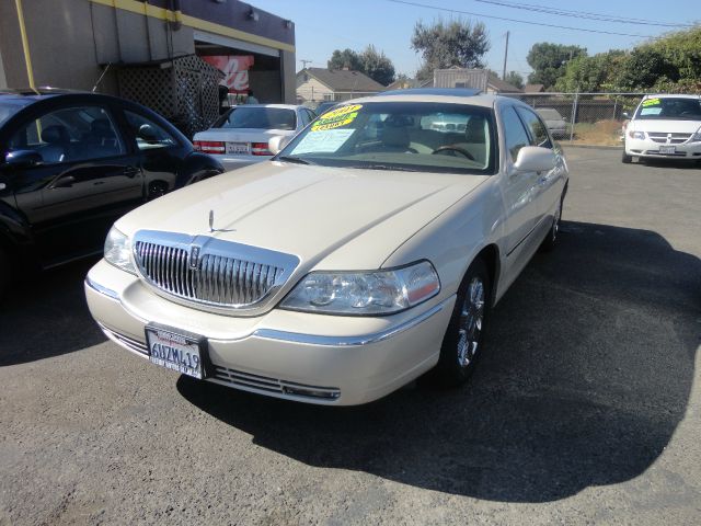 2003 Lincoln Town Car 4B