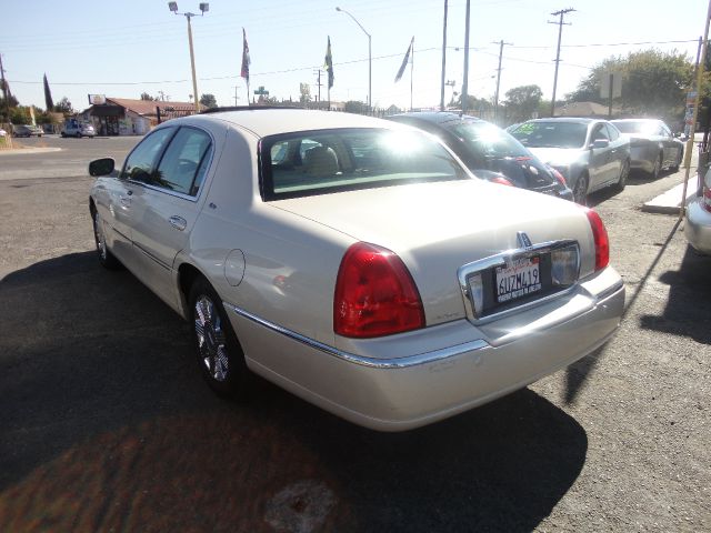 2003 Lincoln Town Car 4B