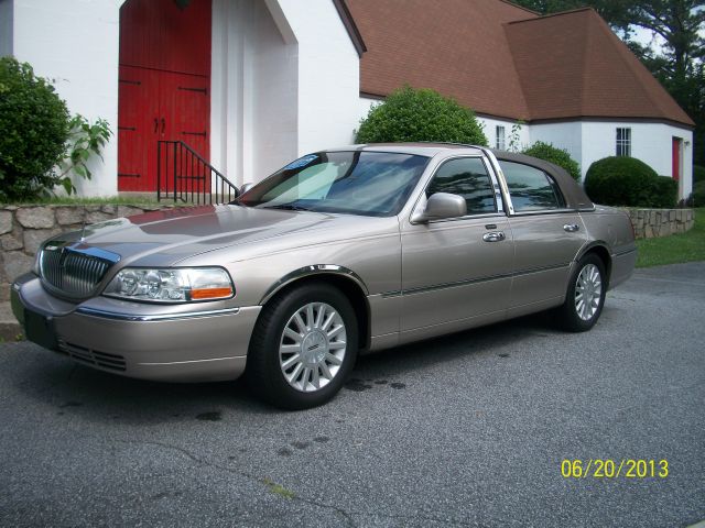2003 Lincoln Town Car DOWN 4.9 WAC