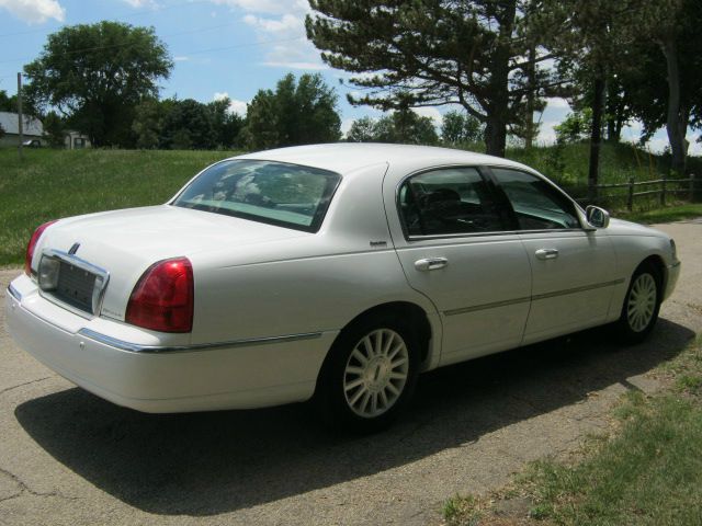 2003 Lincoln Town Car LT FWD 1SD