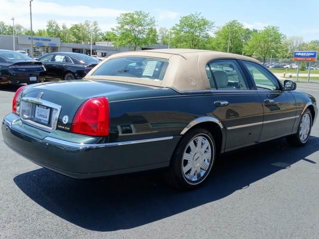 2003 Lincoln Town Car LT FWD 1SD