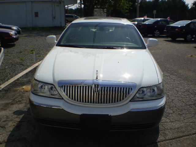 2003 Lincoln Town Car SLT1 AWD