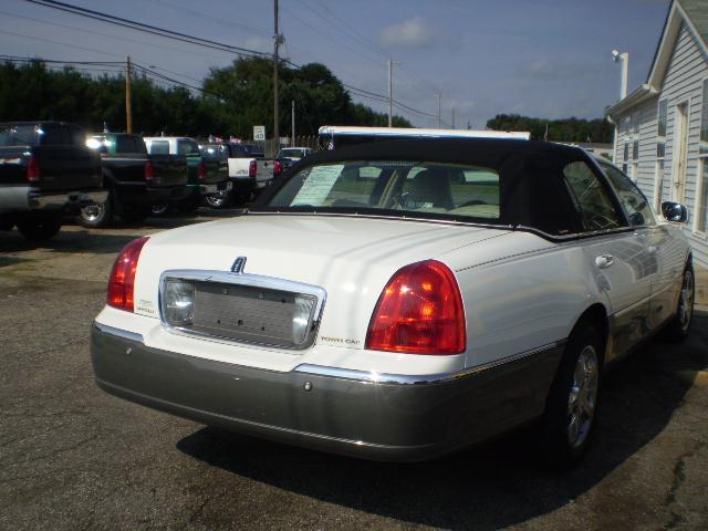 2003 Lincoln Town Car SLT1 AWD