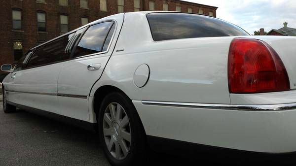 2003 Lincoln Town Car 4X4 SLE Regular Cab