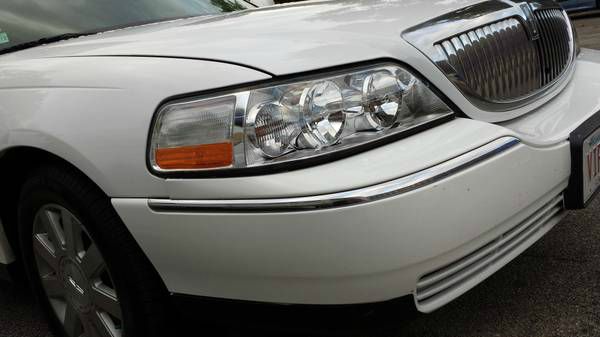 2003 Lincoln Town Car 4X4 SLE Regular Cab