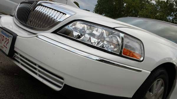 2003 Lincoln Town Car 4X4 SLE Regular Cab