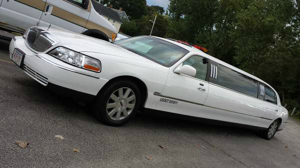 2003 Lincoln Town Car 4X4 SLE Regular Cab
