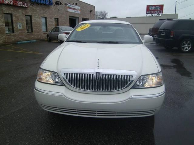 2004 Lincoln Town Car GLS PZEV