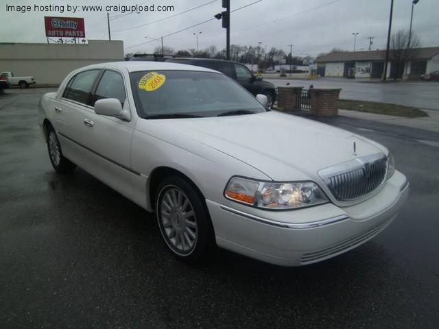 2004 Lincoln Town Car GLS PZEV