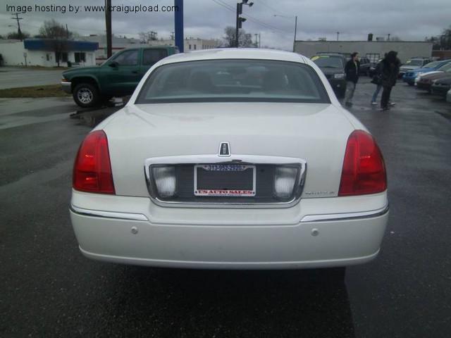 2004 Lincoln Town Car GLS PZEV