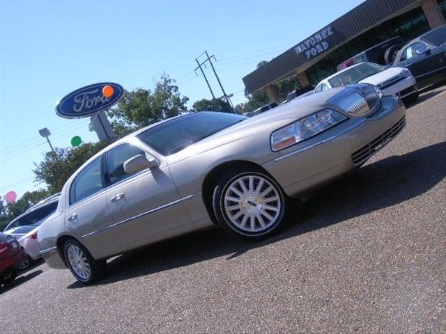 2004 Lincoln Town Car DOWN 4.9 WAC