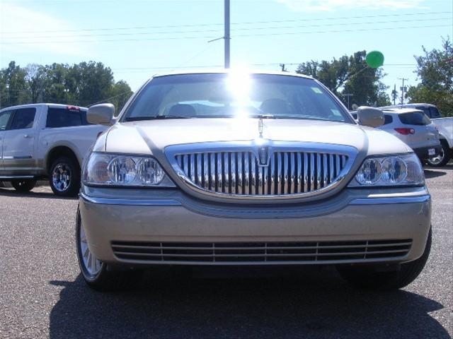 2004 Lincoln Town Car DOWN 4.9 WAC