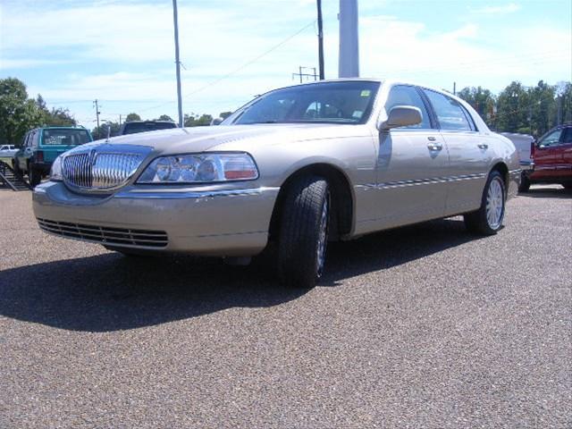 2004 Lincoln Town Car DOWN 4.9 WAC