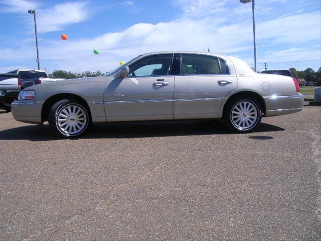 2004 Lincoln Town Car DOWN 4.9 WAC