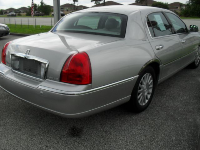 2004 Lincoln Town Car 4dr Pick Up
