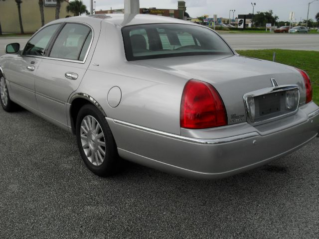 2004 Lincoln Town Car 4dr Pick Up