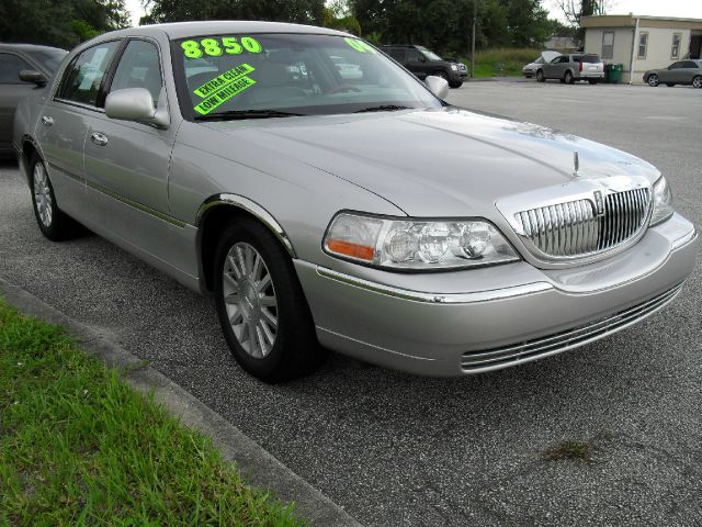 2004 Lincoln Town Car 4dr Pick Up