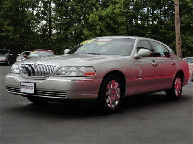 2004 Lincoln Town Car 4D Super Cab Truck