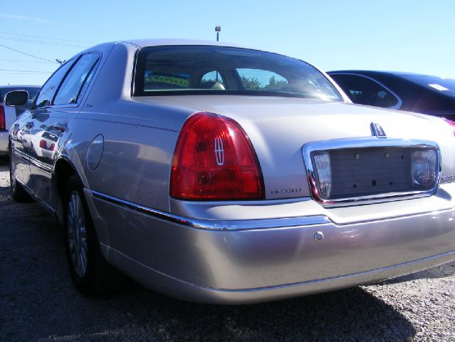 2004 Lincoln Town Car GLS PZEV