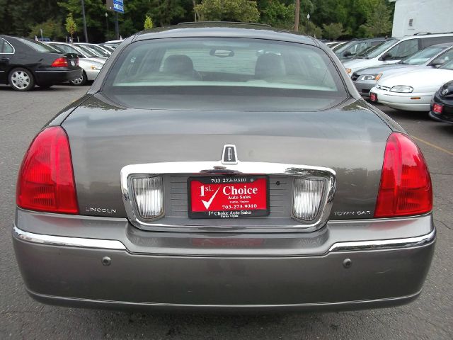 2004 Lincoln Town Car GLS PZEV