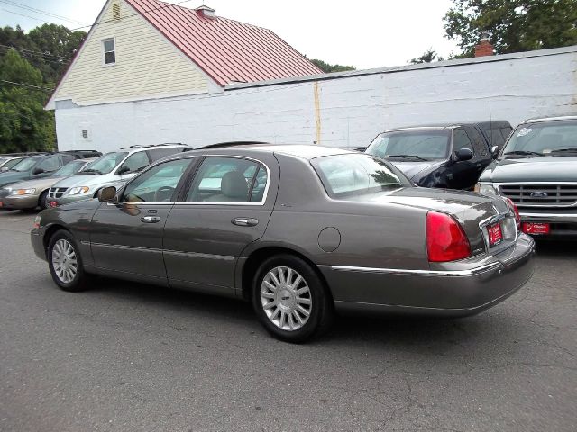 2004 Lincoln Town Car GLS PZEV