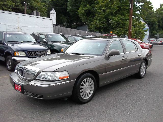 2004 Lincoln Town Car GLS PZEV
