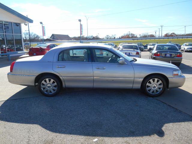 2004 Lincoln Town Car GLS PZEV