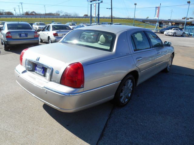 2004 Lincoln Town Car GLS PZEV
