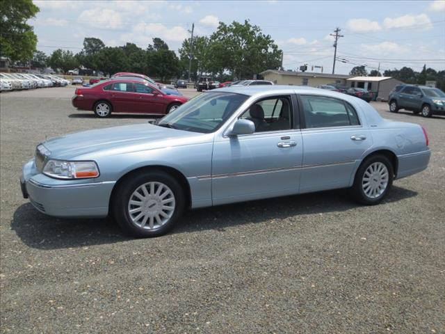 2005 Lincoln Town Car LT FWD 1SD