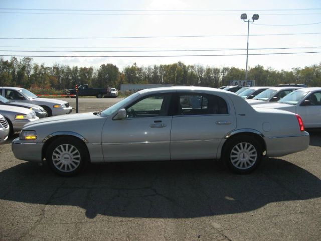 2005 Lincoln Town Car DOWN 4.9 WAC