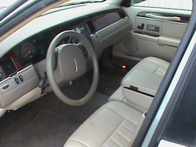 2005 Lincoln Town Car DOWN 4.9 WAC