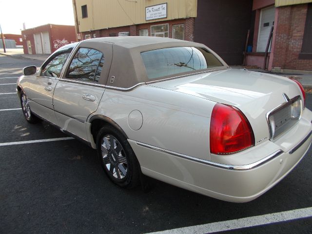 2005 Lincoln Town Car SLT 25