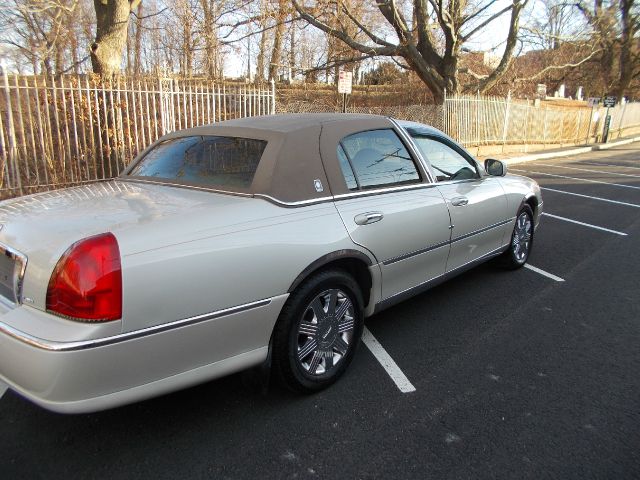 2005 Lincoln Town Car SLT 25