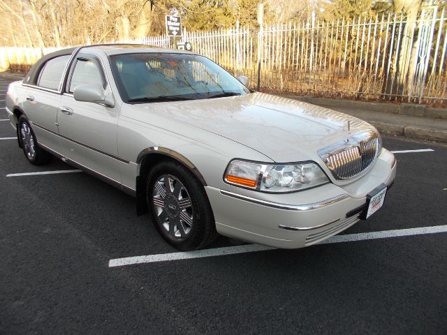 2005 Lincoln Town Car SLT 25